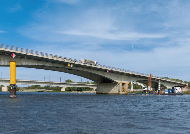 Les travaux de rénovation des fondations du viaduc de Roquemaure sont opérés à partir de barges et de pontons. [©ACPresse]