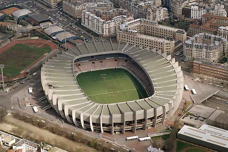 Le Parc des Princes a été livré au début des années 70.  [©Bouygues Construction]