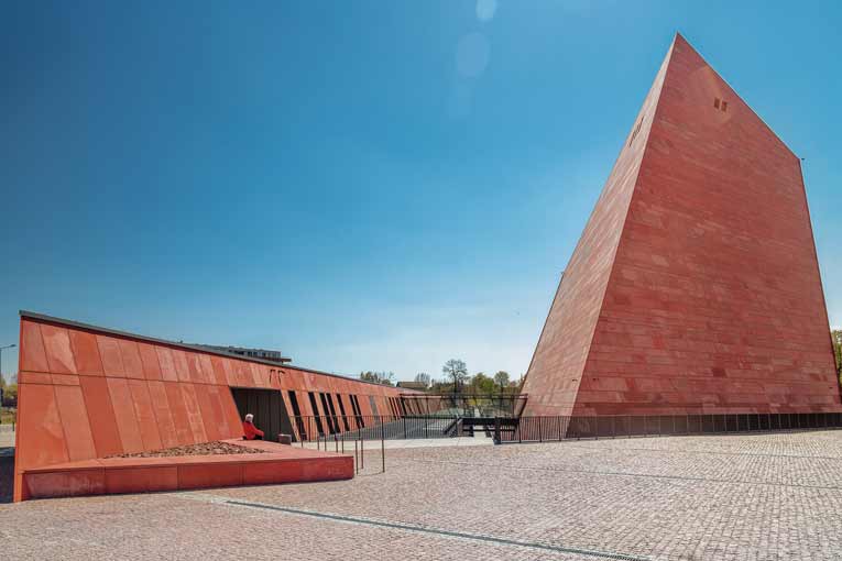 L’esplanade du musée a vocation à se transformer un jour en une place urbaine, une agora, un lieu de rencontre, qui manque tant à Gdańsk.  [©Studio d’architecture Kwadrat]