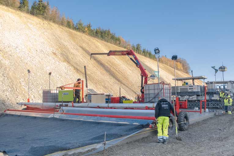 Le Bac en bi-couches se coule frais sur frais en une seule passe. Un film plastique est ensuite déroulé pour protéger le béton.  [©ACPresse]