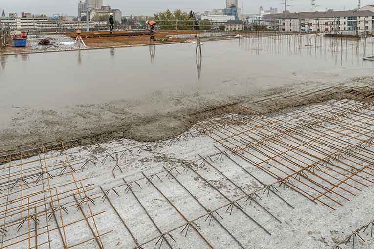 Une fois la prédalle posée et équipée des armatures complémentaires, la dalle de compression peut être coulée, marquant la dernière étape de la construction du plancher.  [©Rector]