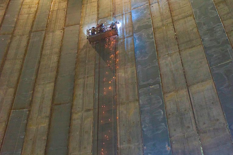 Dans les centrales nucléaires de nouvelle génération, la paroi intérieure de l’enceinte interne est doublée d’un liner métallique pour assurer une parfaite étanchéité. [©LNG Dunkerque]