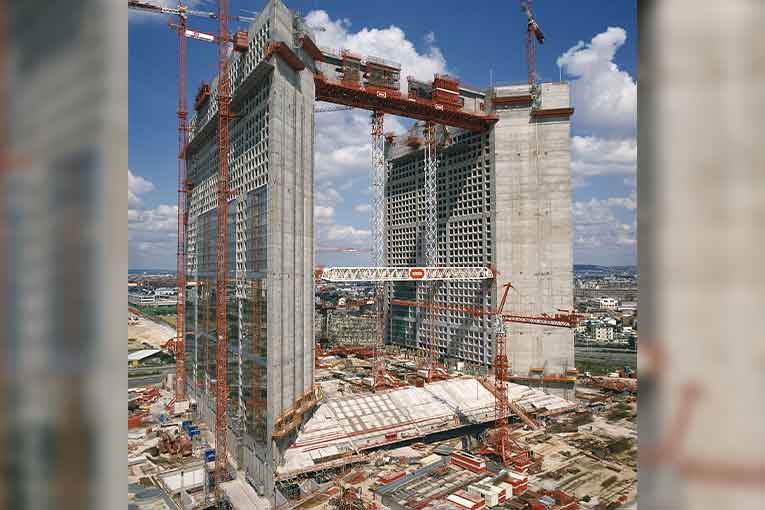 Travaux de construction de la Grande Arche de la Défense.  [©Bouygues Construction]