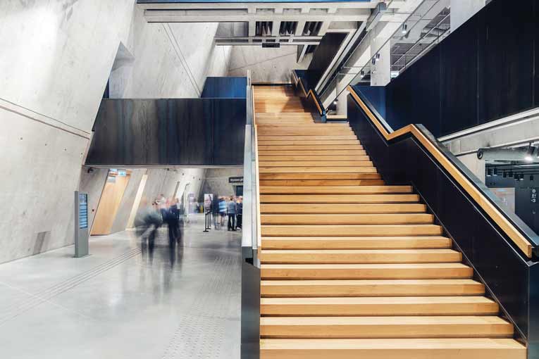 Monumental, l’escalier mène le visiteur jusqu’à la partie basse du musée, en un parcours continu, sans virage ni rupture. [©Studio d’architecture Kwadrat]