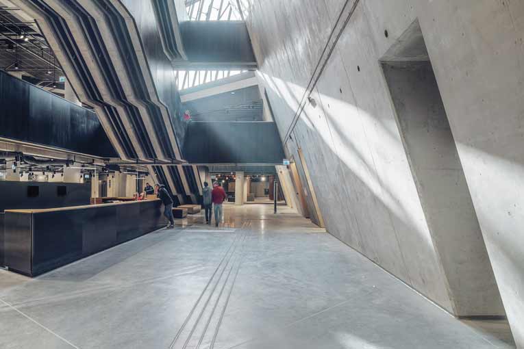 Les parois en béton du musée se développent sur 14 m de haut et la totalité de l’espace est éclairée par une lumière zénithale.  [©Studio d’architecture Kwadrat]