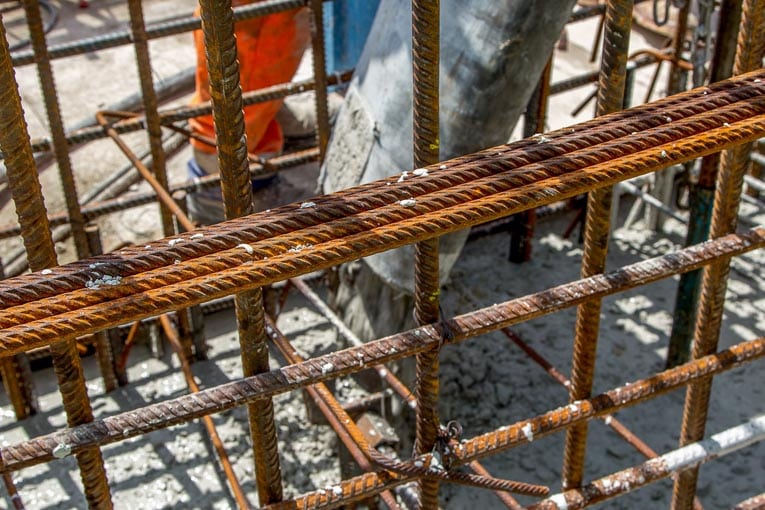 Même en utilisant un béton auto-plaçant, assurer le coulage des parois des enceintes nucléaires est un exercice délicat. Et peut conduire à des faiblesses structurelles. Que l’application de la précontrainte peut transformer en fissures. [©ACPresse]