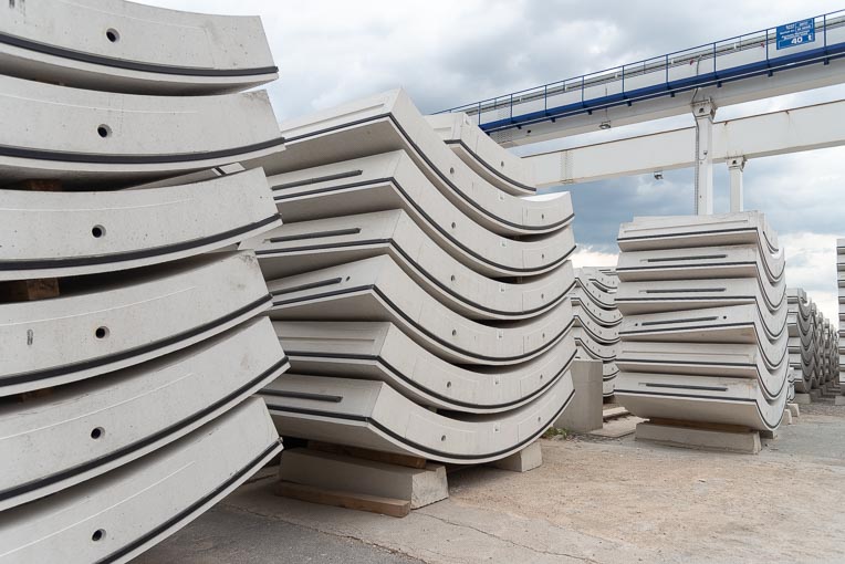 Les voussoirs des tunnels des lignes du Grand Paris utilisent maintenant des bétons sans armatures, mais additionnés de fibres métalliques. Ces bétons spécifiques ont une cinquantaine d’années d’existence. [©ACPresse]