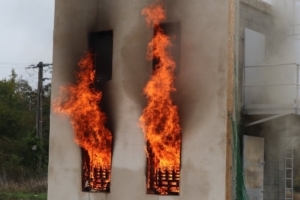 Le Centre d’essai au feu du Cérib a soumis une façade en béton de chanvre à un incendie à travers le test Lepir 2. [©Cerib]