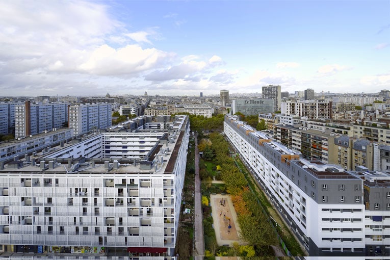 La cité Glacière a bénéficié d’un programme de réhabilitation complet. Avec une surélévation en ossature bois, qui a permis de réaliser 63 nouveaux logements. [©Augosto Da Silva - Graphix-Images] 