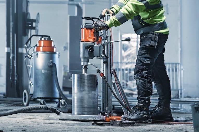 Les nouveaux moteurs de forage Husqvarna facilitent l’introduction de réseaux dans le béton. [©Husqvarna]