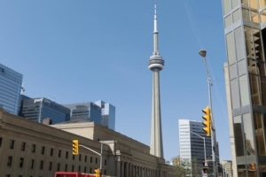 La CN Tower émerge au-dessus de tous les autres immeubles de Toronto. [©ACPresse]