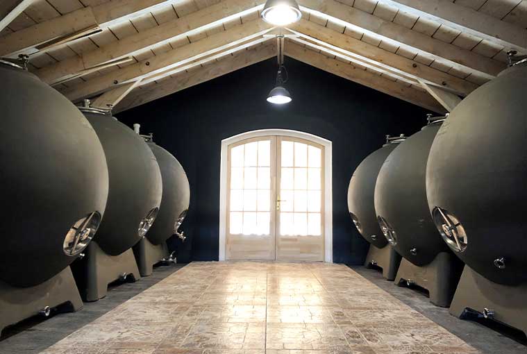 La cuve sphérique de vinification, imaginée par la start-up française Galileo, est fabriquée en béton allégé, naturel et sans adjuvant. [©Préfa Périgord]