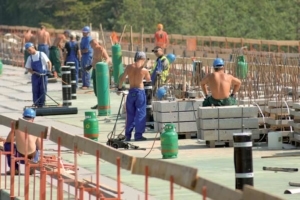 Le travail par temps chaud doit être abordé, de façon spécifique, dès lors que la température approche ou dépasse les 30 °C. L’entreprise doit rappeler les risques liés à la chaleur et les moyens de les prévenir. [©ACPresse]