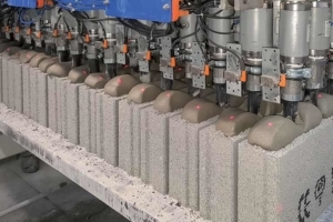 Ligne de production des blocs béton Fabtherm’Air, au sein de l’usine Fabemi de Donzère, dans la Drôme. [©Fabemi]