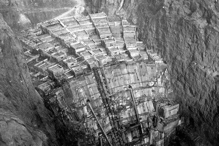 Le barrage Hoover en février 1934. On remarque les différentes sections qui s'élèvent indépendamment les unes des autres. [©DR]