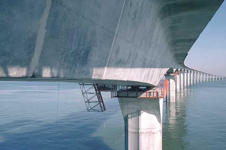 Le pont de l’île de Ré a pu être réalisé, en combinant BHP et préfabrication foraine. [©Bouygues]