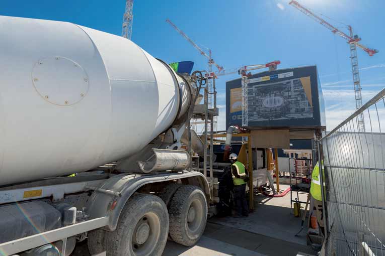  Par temps chaud, l’organisation du chantier peut être adaptée, de façon à planifier les interventions en fonction de la course du soleil et/ou de manière à pouvoir travailler à l’ombre. [©ACPresse]