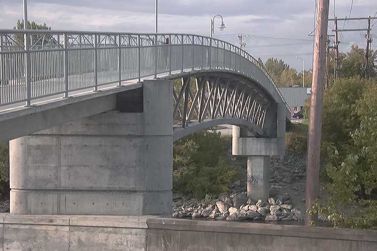 La passerelle piétonne de Sherbrooke, au Canada, constitue la première utilisation au monde du Bfup pour ce type de constructions. [©DR]