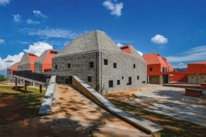 La terre crue, la pierre volcanique et le béton brut composent Faculty of Architecture and Environmental Design Kigali. [©S&AA]