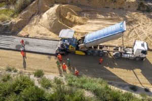 Mise en œuvre du béton routier compacté au rouleau Rolltec de LafargeHolcim [©LafargeHolcim]