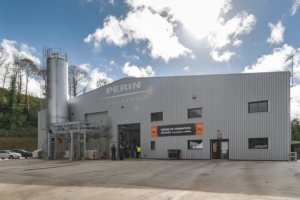 La nouvelle usine Air’Bloc de Périn & Cie s’inscrit sur un terrain de 3 ha. A gauche, l’unité de production et d’injection de mousse minérale isolante. [©ACPresse]