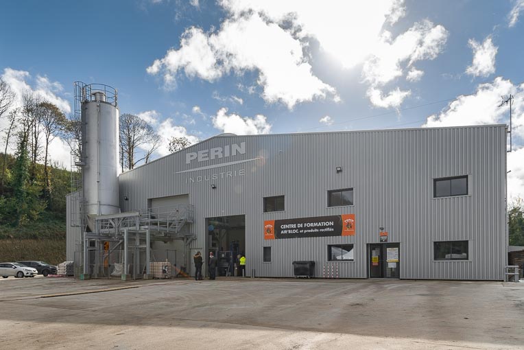  La nouvelle usine Air’Bloc de Périn & Cie s’inscrit sur un terrain de 3 ha. A gauche, l’unité de production et d’injection de mousse minérale isolante.  [©ACPresse]