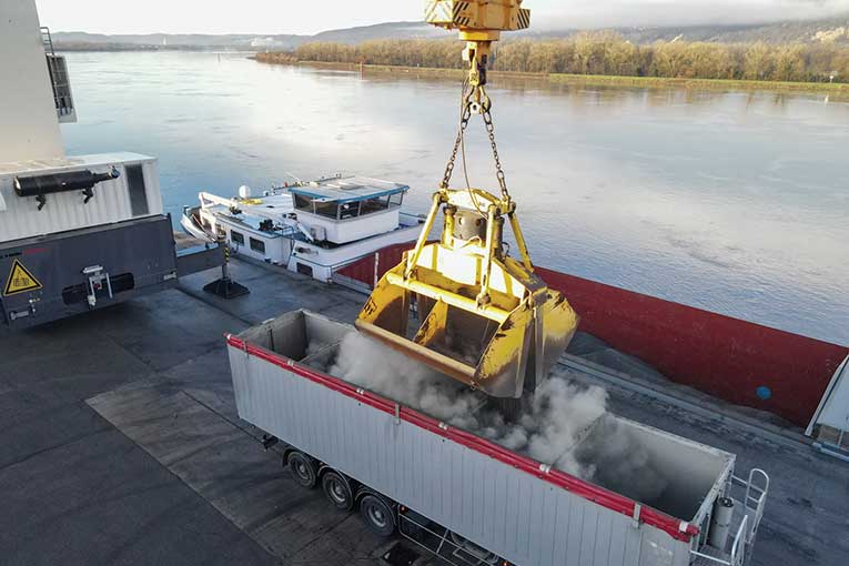 Les barges de clinker permettent de desservir la nouvelle usine de Cem’In’Eu de Portes-lès-Valence. [©Cem’In’Eu]