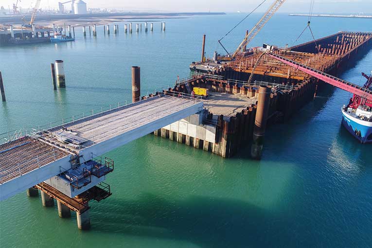 Le nouveau quai d’amarrage des ferries du Port de Calais a été préfabriqué par Capremib. [@BouyguesConstruction]