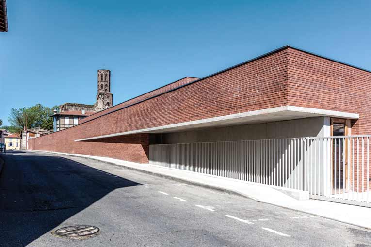 Façade principale vue depuis le bas de la rue du Portail Rouge. [©Cros & Leclercq Architectes/Antoine Bonnafous]