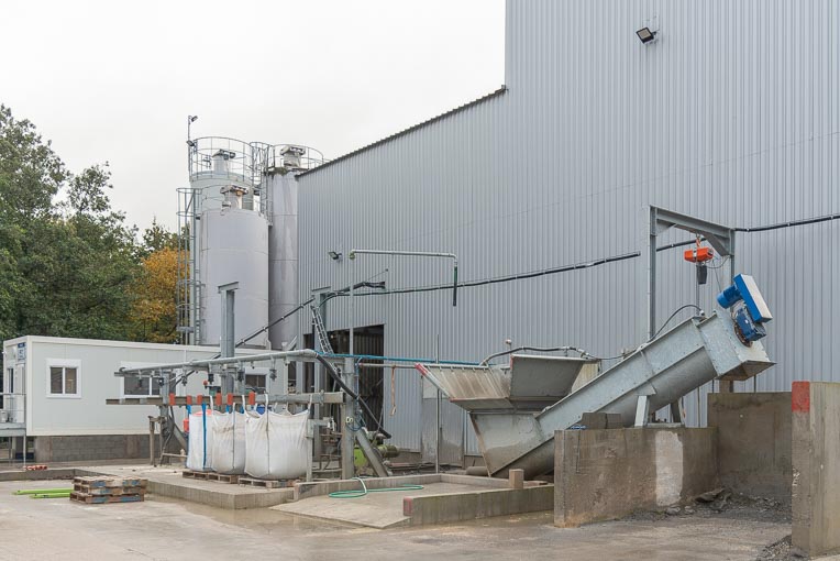 Tout juste fabriquée, la mousse minérale isolante est injectée dans les alvéoles des blocs béton. [©ACPresse]