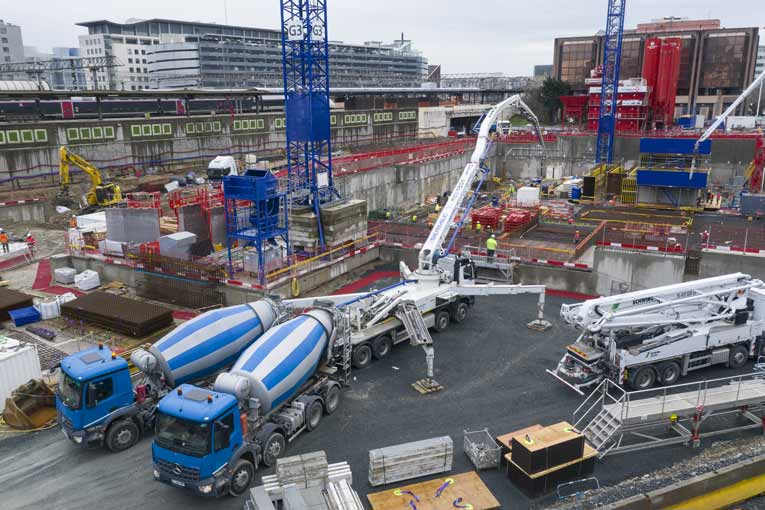 Coulage du radier de la Tour To-Lyon par des toupies “Oxygène”. [@Vicat]