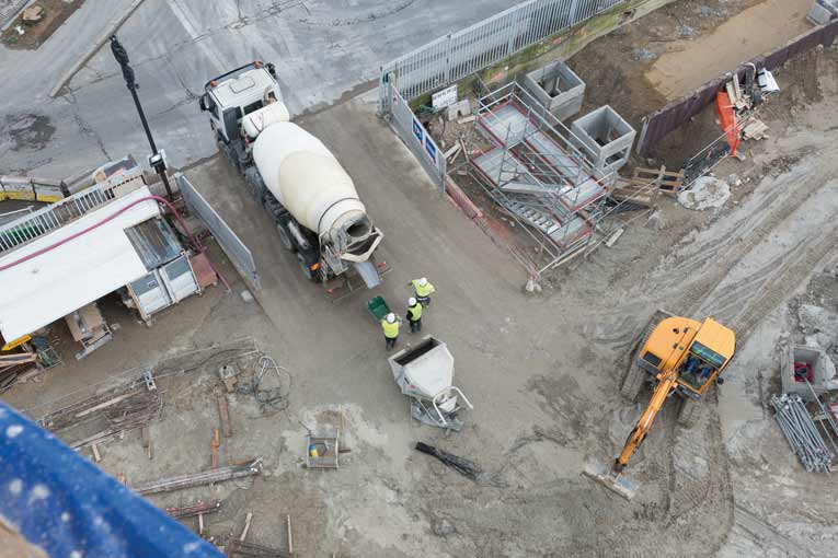 Les conducteurs qui livrent le béton sur chantier doivent bénéficier de conditions de sécurité normales et disposer d’abords stabilisés et fiabilisés. [©ACPresse]