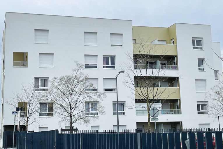 Chantier de lasure béton en façade réalisée avec Basagac Frères et Sikkens Solutions à Pierre Bénite (69).  [©RGD]