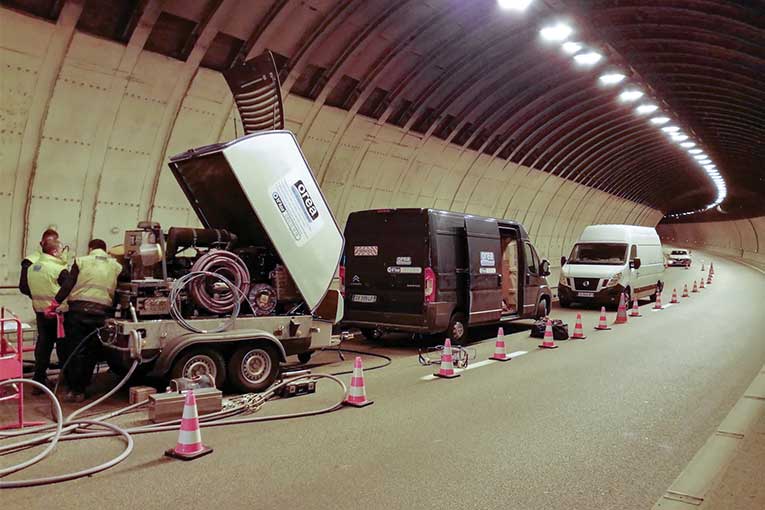 Travaux d’hydro-fraisage à l’intérieur du tunnel de Ponserand réalisés par l’entreprise Orea.  [©Orea]