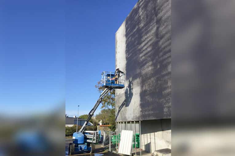 Les minéralisants sont pulvérisés et pénètrent par capillarité dans le béton. [©Hydro-Minéral]