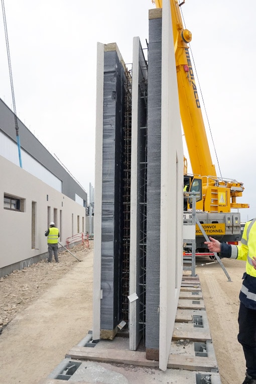 Le bâtiment (usine et espace de stockage) de 5 000 m² et la chambre de durcissement chauffée, de 1 000 m² disposent d’une ossature en prémurs à isolation intégrée doté d'un isolant Hirsch. [©ACPresse]