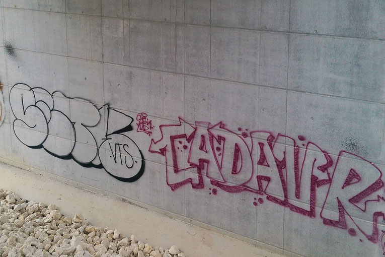 Tags sur un voile en béton non protégé. [©Guard Industrie]