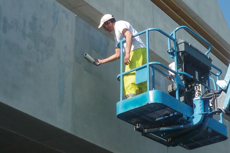 Application au rouleau d’une solution de protection sur un support en béton. [©Guard Industrie]