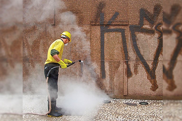 Nettoyage haute pression à l’eau chaude d’un mur tagué. [©Guard Industrie]