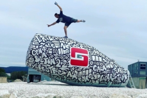 Frédéric Dubois, chargé de communication du groupe, a donné carte blanche à Rémi Julienne, dit “Namek”, pour graffer une boule de toupie posée sur un rond-point nouvellement créé. [©Groupe Sylvestre]