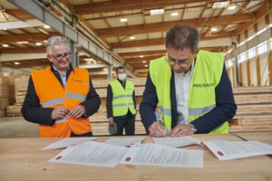 Bouygues Bâtiment France Europe a signé un contrat-cadre avec Piveteaubois, pour la fourniture de panneaux de CLT labellisés Bois de France. [©JJ. Bernier / Bois de France]