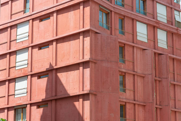 Les façades sont structurées, révélant les corniches, les poteaux et les zones de remplissage. [©ACPresse]