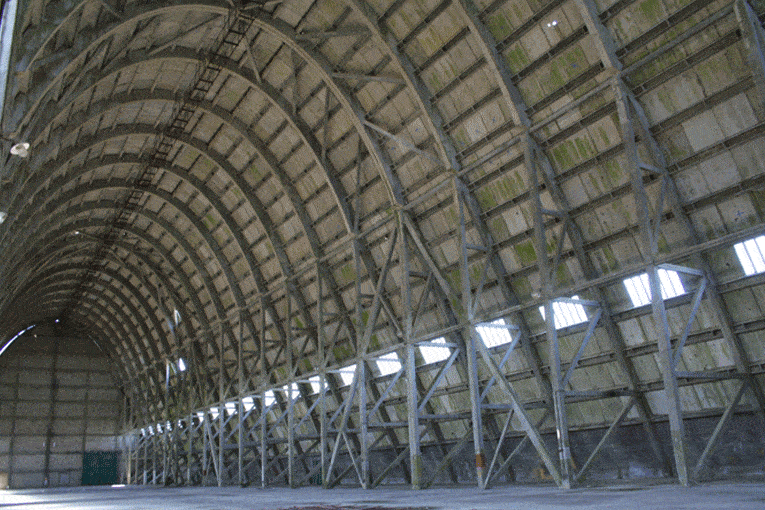 L'intérieur du hangar dégage un espace libre de 24,50 m de large pour une hauteur de 40 m. [©AAHDE]
