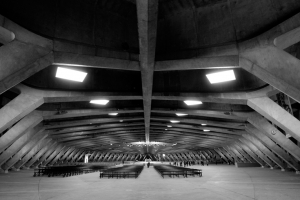 Sous sa voûte supportée par une série de 29 portiques en béton précontraint, la Basilique Saint-Pie X est en mesure d’accueillir quelque vingt milles fidèles. [©BLM]