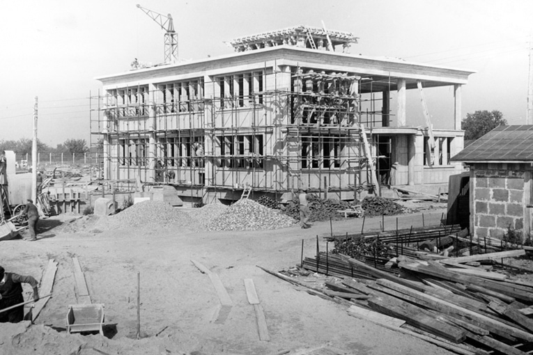 En 1951, le cyclotron était un accélérateur de particules. Il a été réaménagé après sa fin de vie en bureaux et locaux administratifs. [©CEA]