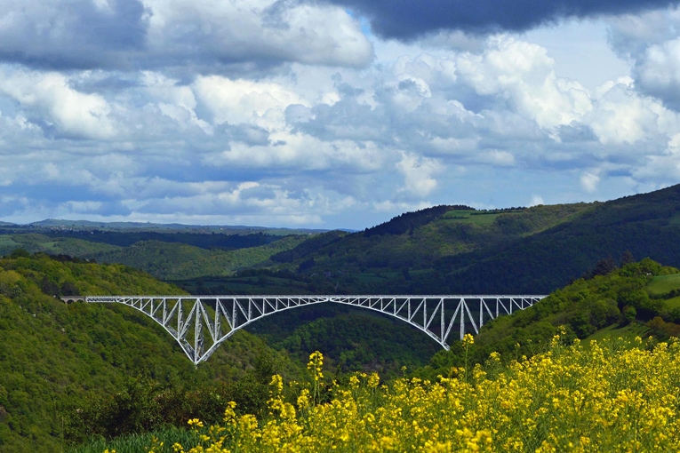 Ce chef d’œuvre à arche unique constitue une vraie prouesse technologique : 116 m de haut, 460 m de long, un arc central de 220 m, une charpente métallique de 3 880 t, 1 M de rivets et une construction sans grue dans une vallée encaissée. [©DR]