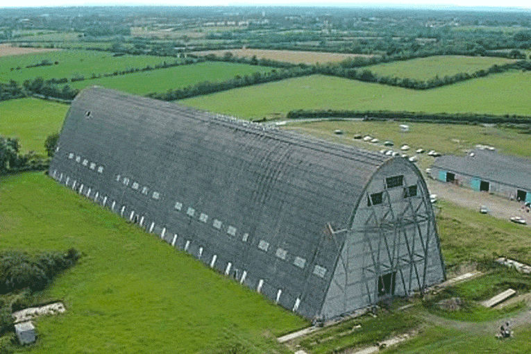Le hangar de Montebourg constitue un vaste bâtiment en forme de voûte de 150 m de long, capable d'accueillir d'un dirigeable. [©AAHDE]