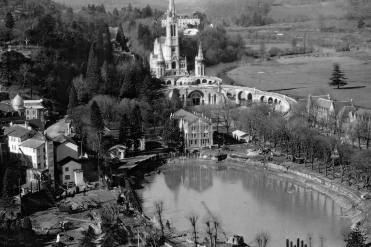 Vue générale sur la fouille avant pompage de l’eau, en février 1957. [©Association Freyssinet]