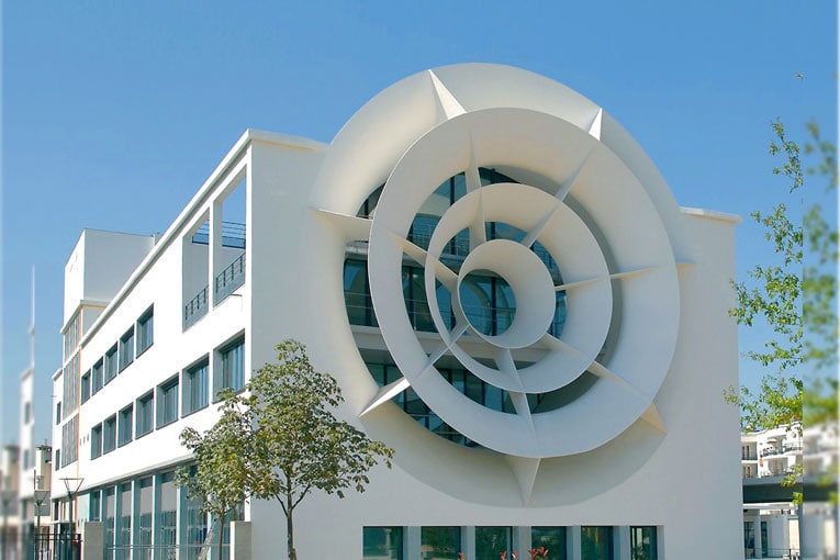 Sous l’emblème de la cigogne : De la soufflerie à l’école