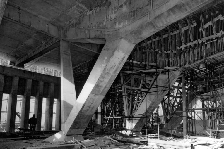 Béquille et son tirant arrière, au moment de leur construction.  [©Association Freyssinet]